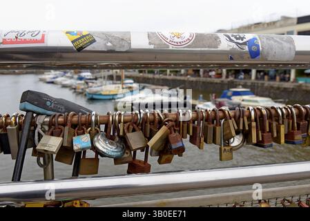 Centinaia di lucchetti a forma di lucchetto a forma di amore chiusi a Pero's Bridge, Bristol Harbour, Bristol, Regno Unito Foto Stock
