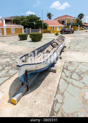 Oranjestad, Aruba - 11 aprile 2024: Canoa scavata di fronte al Museo Archeologico Nazionale di Aruba. Foto Stock