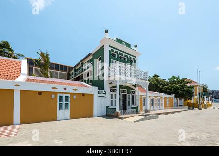 Oranjestad, Aruba - 11 aprile 2024: Vista diurna sulla strada di Oranjestad, che mette in evidenza il Museo Archeologico Nazionale di Aruba. Foto Stock