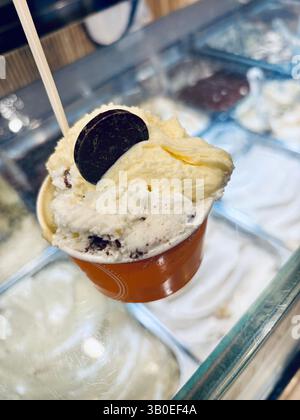 Una tazza di gelato in una gelateria. Gelato italiano. Direttamente sopra. Foto Stock