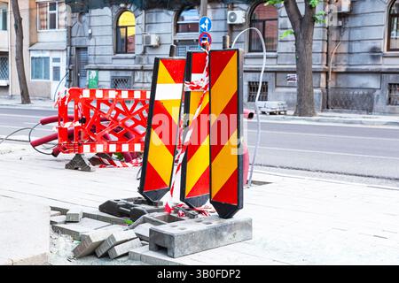 Una recinzione di plastica rossa in città. Foto Stock