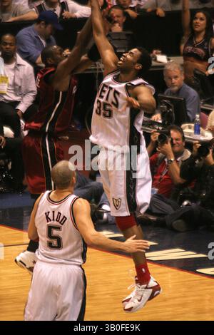 1 MAGGIO 2005 - NEW YORK, NEW YORK, STATI UNITI - K42966JBB.NEW JERSEY NETS VS MIAMI HEAT ALLA CONTINENTAL AIRLINES ARENA , NEW JERSEY 05-01-2005. - JASON KIDD (#5 RETI) E JASON COLLINS (#35 RETI) (immagine di credito: © John Barrett/Globe Photos/ZUMAPRESS.com) Foto Stock