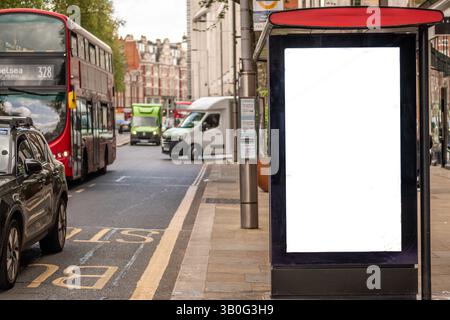 Un cartello pubblicitario con fermata dell'autobus vuota sulla trafficata London Street con spazio per copia, testo o riempimento generativo Foto Stock