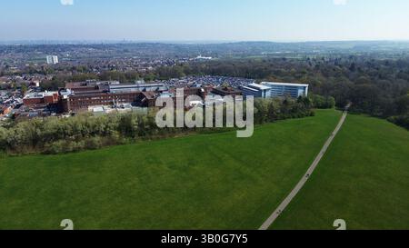 Vista aerea 4K nelle aree Wirral di, Birkenhead, Wallasey, New Brighton, West Kirby, Arrowe e Oxton. Foto Stock