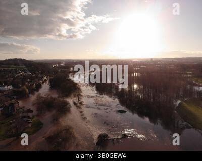 Vista aerea 4K nelle aree Wirral di, Birkenhead, Wallasey, New Brighton, West Kirby, Arrowe e Oxton. Foto Stock