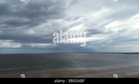 Vista aerea 4K nelle aree Wirral di, Birkenhead, Wallasey, New Brighton, West Kirby, Arrowe e Oxton. Foto Stock