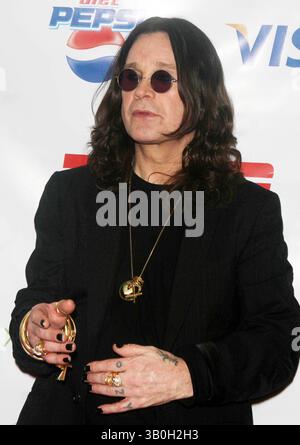 13 AGOSTO 2007 - NEW YORK, NEW YORK, STATI UNITI - FESTA PER IL NUOVO VIDEOGIOCO XBOX O8 DI MADDEN NFL AL RISTORANTE DELLA ZONA ESPN IN DATA TIMES SQUARE 08-13-07. - OZZY OSBOURNE. K54124JBB(immagine di credito: © John Barrett/Globe Photos/ZUMAPRESS.com) Foto Stock