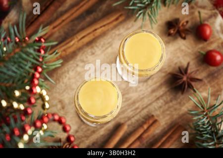Eiecognac con albero di Natale e decorazione su un tavolo Foto Stock