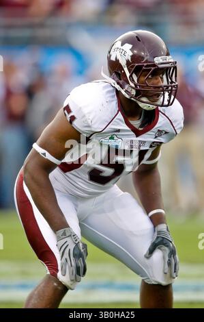 1 gennaio 2011: Linebacker dei Mississippi State Bulldogs Deontae Skinner (51) durante l'azione Progressive Gator Bowl tra i Mississippi State Bulldogs e i Michigan Wolverines all'EverBank Field di Jacksonville, Florida. Mississippi State ha battuto i Michigan Wolverines 52-14.(Credit Image: © Gray Quetti/Cal Sport Media/ZUMAPRESS.com) Foto Stock