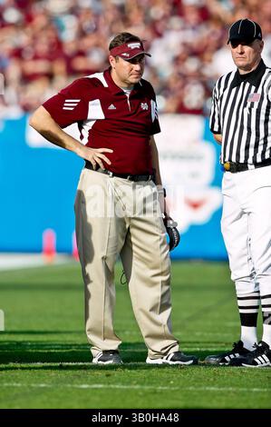 1 gennaio 2011: Dan Mullen, capo-allenatore dei Mississippi State Bulldogs, durante l'azione Progressive Gator Bowl tra i Mississippi State Bulldogs e i Michigan Wolverines all'EverBank Field di Jacksonville, Florida. Mississippi State ha battuto i Michigan Wolverines 52-14.(Credit Image: © Gray Quetti/Cal Sport Media/ZUMAPRESS.com) Foto Stock