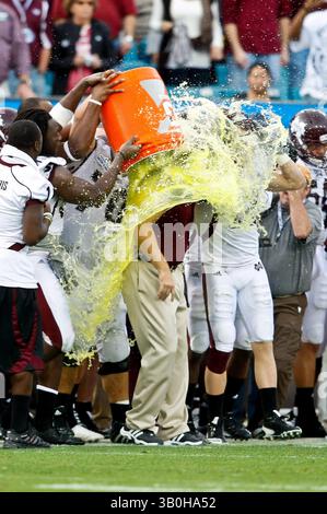 1° gennaio 2011: Dan Mullen, capo-allenatore dei Mississippi State Bulldogs, riceve la tradizionale doccia Gatorade dopo l'azione Progressive Gator Bowl tra i Mississippi State Bulldogs e i Michigan Wolverines all'EverBank Field di Jacksonville, Florida. Mississippi State ha battuto i Michigan Wolverines 52-14.(Credit Image: © Gray Quetti/Cal Sport Media/ZUMAPRESS.com) Foto Stock