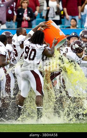1° gennaio 2011: Dan Mullen, capo-allenatore dei Mississippi State Bulldogs, riceve la tradizionale doccia Gatorade dopo l'azione Progressive Gator Bowl tra i Mississippi State Bulldogs e i Michigan Wolverines all'EverBank Field di Jacksonville, Florida. Mississippi State ha battuto i Michigan Wolverines 52-14.(Credit Image: © Gray Quetti/Cal Sport Media/ZUMAPRESS.com) Foto Stock