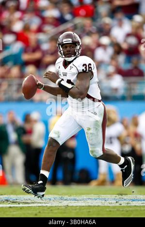 1 gennaio 2011: Il quarterback dei Mississippi State Bulldogs Chris Relf (36) passa durante l'azione Progressive Gator Bowl tra i Mississippi State Bulldogs e i Michigan Wolverines all'EverBank Field di Jacksonville, Florida. Mississippi State ha battuto i Michigan Wolverines 52-14.(Credit Image: © Gray Quetti/Cal Sport Media/ZUMAPRESS.com) Foto Stock