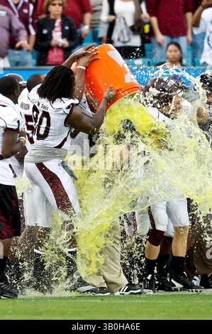 1° gennaio 2011: Dan Mullen, capo-allenatore dei Mississippi State Bulldogs, riceve la tradizionale doccia Gatorade dopo l'azione Progressive Gator Bowl tra i Mississippi State Bulldogs e i Michigan Wolverines all'EverBank Field di Jacksonville, Florida. Mississippi State ha battuto i Michigan Wolverines 52-14.(Credit Image: © Gray Quetti/Cal Sport Media/ZUMAPRESS.com) Foto Stock