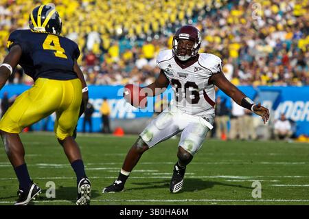 1 gennaio 2011: Il quarterback dei Mississippi State Bulldogs Chris Relf (36) durante l'azione Progressive Gator Bowl tra i Mississippi State Bulldogs e i Michigan Wolverines all'EverBank Field di Jacksonville, Florida. Mississippi State ha battuto i Michigan Wolverines 52-14.(Credit Image: © Gray Quetti/Cal Sport Media/ZUMAPRESS.com) Foto Stock