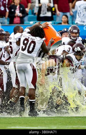 1° gennaio 2011: Dan Mullen, capo-allenatore dei Mississippi State Bulldogs, riceve la tradizionale doccia Gatorade dopo l'azione Progressive Gator Bowl tra i Mississippi State Bulldogs e i Michigan Wolverines all'EverBank Field di Jacksonville, Florida. Mississippi State ha battuto i Michigan Wolverines 52-14.(Credit Image: © Gray Quetti/Cal Sport Media/ZUMAPRESS.com) Foto Stock