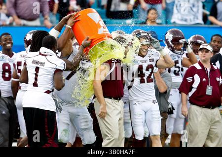 1° gennaio 2011: Dan Mullen, capo-allenatore dei Mississippi State Bulldogs, riceve la tradizionale doccia Gatorade dopo l'azione Progressive Gator Bowl tra i Mississippi State Bulldogs e i Michigan Wolverines all'EverBank Field di Jacksonville, Florida. Mississippi State ha battuto i Michigan Wolverines 52-14.(Credit Image: © Gray Quetti/Cal Sport Media/ZUMAPRESS.com) Foto Stock