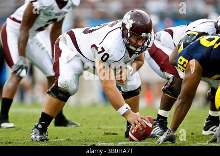 1° gennaio 2011: J.C. Brignone (70), membro della linea offensiva dei Mississippi State Bulldogs, durante l'azione Progressive Gator Bowl tra i Mississippi State Bulldogs e i Michigan Wolverines all'EverBank Field di Jacksonville, Florida. Mississippi State ha battuto i Michigan Wolverines 52-14.(Credit Image: © Gray Quetti/Cal Sport Media/ZUMAPRESS.com) Foto Stock