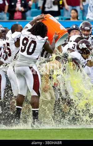 1° gennaio 2011: Dan Mullen, capo-allenatore dei Mississippi State Bulldogs, riceve la tradizionale doccia Gatorade dopo l'azione Progressive Gator Bowl tra i Mississippi State Bulldogs e i Michigan Wolverines all'EverBank Field di Jacksonville, Florida. Mississippi State ha battuto i Michigan Wolverines 52-14.(Credit Image: © Gray Quetti/Cal Sport Media/ZUMAPRESS.com) Foto Stock