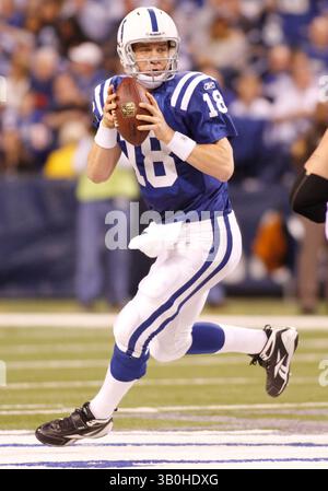 2 gennaio 2011 - Indianapolis, Ind. - Il quarterback degli Indianapolis Colts Peyton Manning, n. 18, si scaglia con il football durante il terzo quarto della vittoria dei Colts 23-20 sui Tennessee Titans al Lucas Oil Stadium di Indianapolis. Foto di Chad Ryan. (Immagine di credito: © Chad Ryan/Cal Sport Media/ZUMAPRESS.com) Foto Stock