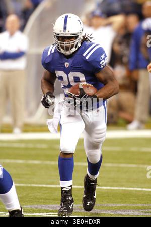2 gennaio 2011 - Indianapolis, Ind. - Il running back degli Indianapolis Colts Joseph Addai, n. 29, corre con il football durante il quarto quarto quarto della vittoria 23-20 dei Colts sui Tennessee Titans al Lucas Oil Stadium di Indianapolis. Foto di Chad Ryan. (Immagine di credito: © Chad Ryan/Cal Sport Media/ZUMAPRESS.com) Foto Stock
