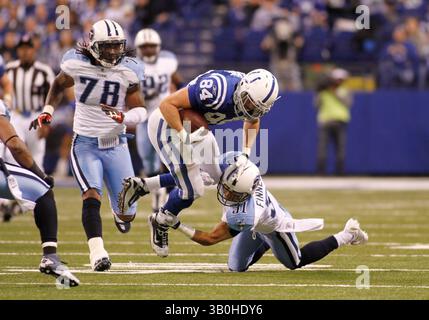 2 gennaio 2011 - Indianapolis, Ind. - Il tight end degli Indianapolis Colts Jacob Tamme, n. 84, è inciampato dal cornerback dei Tennessee Titans Cortland Finnegan, n. 31, durante il secondo quarto della vittoria dei Colts nella AFC South del 23-20 sui Titans al Lucas Oil Stadium di Indianapolis. Foto di Chad Ryan. (Immagine di credito: © Chad Ryan/Cal Sport Media/ZUMAPRESS.com) Foto Stock