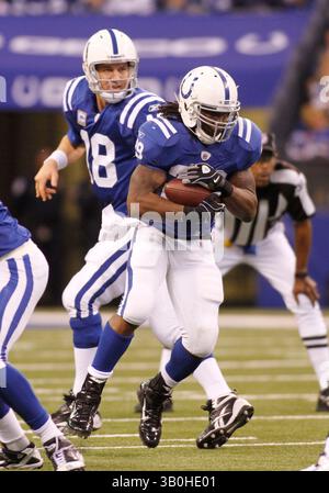 2 gennaio 2011 - Indianapolis, Ind. - Il quarterback degli Indianapolis Colts Peyton Manning, n. 18, passa al running back joseph Addai, n. 29, durante il primo quarto d'azione al Lucas Oil Stadium di Indianapolis. Foto di Chad Ryan. (Immagine di credito: © Chad Ryan/Cal Sport Media/ZUMAPRESS.com) Foto Stock
