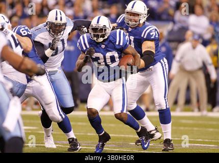 2 gennaio 2011 - Indianapolis, Ind. - Il running back degli Indianapolis Colts dominic Rhodes, n. 30, corre con il football durante il quarto quarto quarto della vittoria 23-20 dei Colts sui Tennessee Titans al Lucas Oil Stadium di Indianapolis. Foto di Chad Ryan. (Immagine di credito: © Chad Ryan/Cal Sport Media/ZUMAPRESS.com) Foto Stock