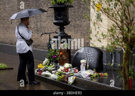 ZWOLLE - la gente giace fiori al ristorante stellato De Librije. Lo chef e proprietario del ristorante Jonnie Boer è morto all'età di 60 anni. La coppia Jonnie e ThÃ©rÃ¨se Boer hanno assegnato al ristorante tre stelle Michelin. Uscita ANP WOUTER DE WILDE netherlands - uscita belgio Foto Stock