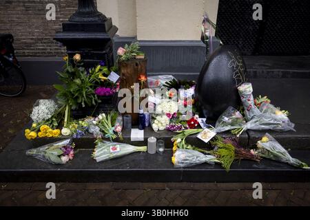 ZWOLLE - Fiori al ristorante stellato De Librije. Lo chef e proprietario del ristorante Jonnie Boer è morto all'età di 60 anni. La coppia Jonnie e ThÃ©rÃ¨se Boer hanno assegnato al ristorante tre stelle Michelin. Uscita ANP WOUTER DE WILDE netherlands - uscita belgio Foto Stock