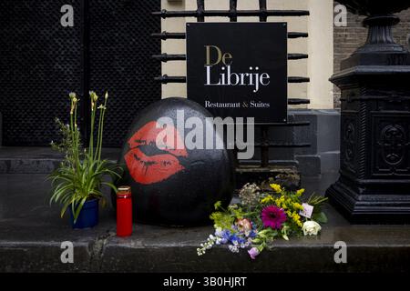 ZWOLLE - Fiori al ristorante stellato De Librije. Lo chef e proprietario del ristorante Jonnie Boer è morto all'età di 60 anni. La coppia Jonnie e ThÃ©rÃ¨se Boer hanno assegnato al ristorante tre stelle Michelin. Uscita ANP WOUTER DE WILDE netherlands - uscita belgio Foto Stock