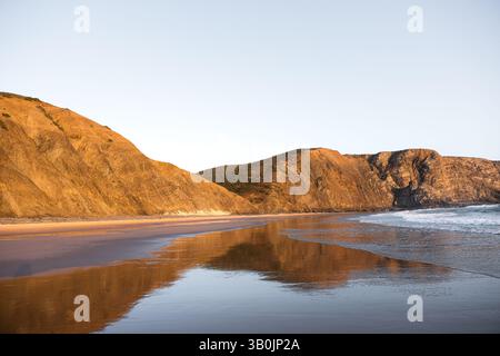 Vista panoramica grandangolare della costa oceanica al tramonto Foto Stock