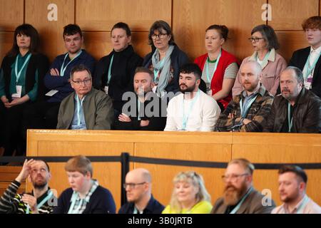 Il cast di River City, che include l'attore Stephen Purdon (fila centrale, seconda a sinistra), guarda gli FMQ dalla galleria pubblica durante una visita al Parlamento scozzese a Holyrood, Edimburgo, per invitare gli MSP a sostenere la campagna per salvare la "iconica" soap opera scozzese River City. Data foto: Giovedì 24 aprile 2025. Foto Stock