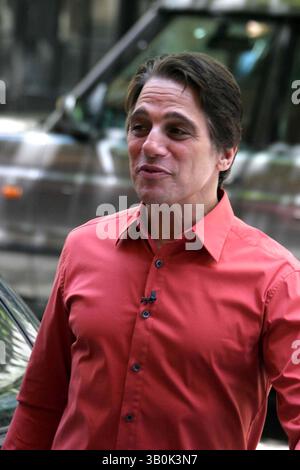 26 aprile 2006 - New York, New York, Stati Uniti - ***EXCLUSIVE***.K47652JBB.FUORI DALLO SPETTACOLO TONY DANZA. NEW YORK New York 04-27-2006. - 2006..TONY DANZA (immagine di credito: © John Barrett/Globe Photos/ZUMAPRESS.com) Foto Stock
