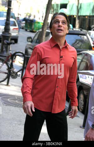 26 aprile 2006 - New York, New York, Stati Uniti - ***EXCLUSIVE***.K47652JBB.FUORI DALLO SPETTACOLO TONY DANZA. NEW YORK New York 04-27-2006. - 2006..TONY DANZA (immagine di credito: © John Barrett/Globe Photos/ZUMAPRESS.com) Foto Stock
