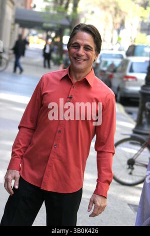 26 aprile 2006 - New York, New York, Stati Uniti - ***EXCLUSIVE***.K47652JBB.FUORI DALLO SPETTACOLO TONY DANZA. NEW YORK New York 04-27-2006. - 2006..TONY DANZA (immagine di credito: © John Barrett/Globe Photos/ZUMAPRESS.com) Foto Stock