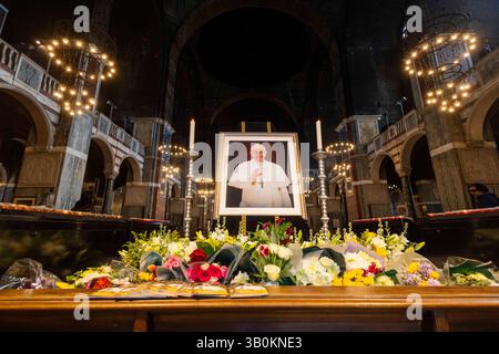 Londra, Regno Unito. 24 aprile 2025. Tributi floreali e preghiere per Papa Francesco nella Cattedrale di Westminster. È morto il lunedì di Pasqua, il 21 aprile per un ictus. Fu in grado di dare le sue benedizioni la domenica di Pasqua a Roma. Crediti: Karl Black/Alamy Live News Foto Stock