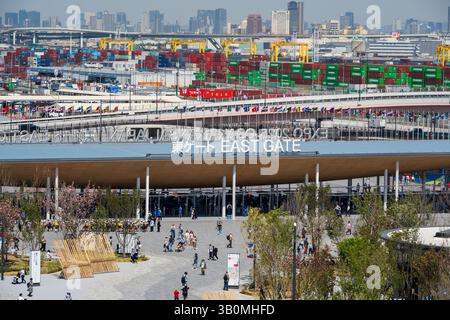 Osaka, Giappone - 21 aprile 2025: Struttura d'ingresso al cancello Est dell'Expo 2025 Osaka-Kansai, sito dell'esposizione Mondiale a Yumeshima. Foto Stock