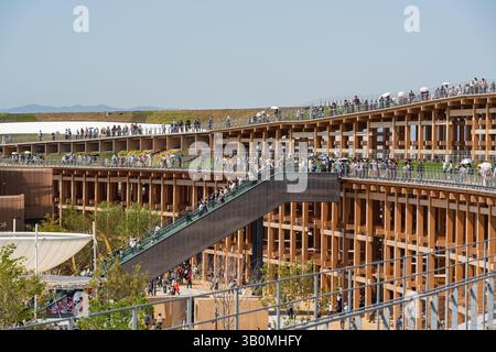 Osaka, Giappone - 21 aprile 2025: La struttura del Grand Ring (Oyane Ring), un punto di riferimento principale all'Osaka-Kansai Expo 2025. Foto Stock