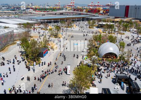 Osaka, Giappone - 21 aprile 2025 : Expo 2025 Osaka Kansai Venue plaza con i visitatori che esplorano il vivace sito in una giornata di sole. Foto Stock