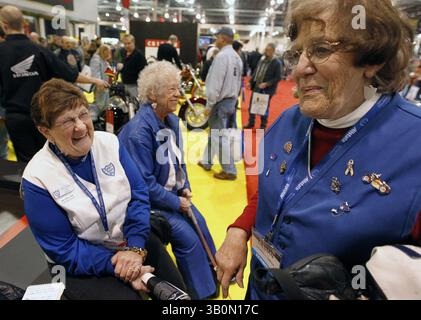 8 gennaio 2011 - Michigan, Michigan, Stati Uniti - ( l to r) membri di Motor Maids Inc. Loretta Meyer CQrr , 70 di Lansing, Barbara Bellomy CQrr, di Pontiac, e Lillian Lloyd CQrr, 80 di Taylor Laugh mentre parlavano dei viaggi in sella insieme al Progressive International Motorcycle Show di sabato 8 gennaio 2011, al Rock Financial Showplace di Novi. RASHAUN RUCKER/Detroit Free Press. (Immagine di credito: © Detroit Free Press/ZUMAPRESS.com) Foto Stock