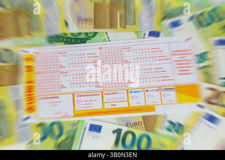 Lotto 6aus49: Biglietto della lotteria sulle banconote in euro Foto Stock