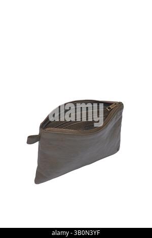 una pochette marrone in pelle è aperta, che rivela l'interno e la cerniera. la borsa è isolata su uno sfondo bianco in un ambiente studio Foto Stock