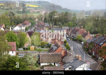 Vista di Wilton, Wiltshire verso Grovely Wood. Incluso il Centro comunitario. 2025. Foto Stock