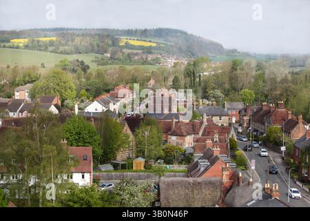 Vista di Wilton, Wiltshire verso Grovely Wood. Incluso il Centro comunitario. 2025. Foto Stock
