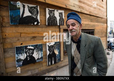 18 aprile 2025, Istanbul, Turchia: Un vecchio pittore posa accanto ai suoi dipinti nel quartiere Beyoglu. Istanbul è la città più grande a cavallo dello stretto del Bosforo, il confine tra Europa e Asia. È considerata la capitale economica, culturale e storica del paese. La città ha una popolazione di 16 milioni di abitanti ed è una delle destinazioni turistiche più famose al mondo. (Credit Image: © Attila Husejnow/SOPA Images via ZUMA Press Wire) SOLO PER USO EDITORIALE! Non per USO commerciale! Foto Stock
