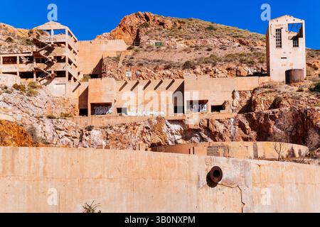 Le miniere di Rodalquilar sono un complesso minerario abbandonato e in rovina situato nel villaggio di Rodalquilar. Lo stabilimento di Denver è stato chiuso nel 1966 a causa della dep Foto Stock