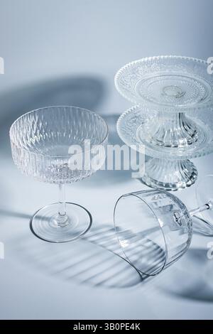 Elegante vetreria Crystal su sfondo chiaro: Natura morta minimalista Foto Stock