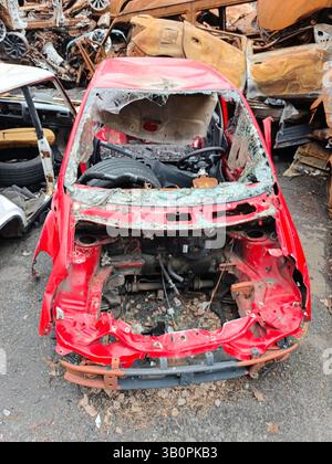 Auto civili bruciate a Irpin come risultato della guerra Foto Stock