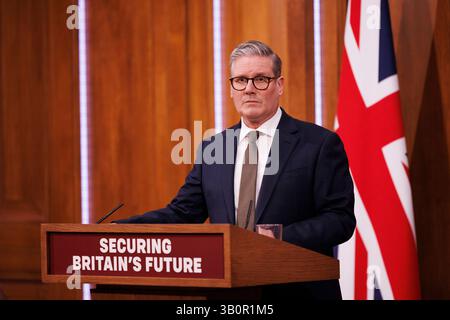 LONDRA, INGHILTERRA, Regno Unito - 11 aprile 2025 - il primo ministro britannico Sir Keir Starmer rilascia una dichiarazione ai media sul futuro dell'acciaio britannico da parte di Downing S. Foto Stock